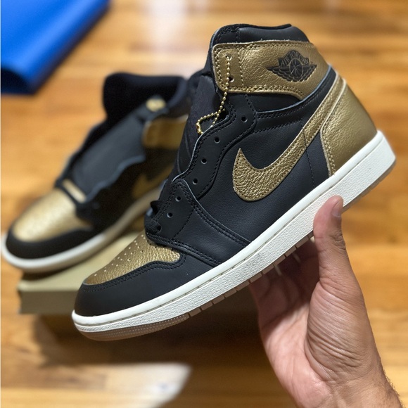 Nike Jordan Retro 1 Men's Black and Gold Sneakers - Picture 2 of 5